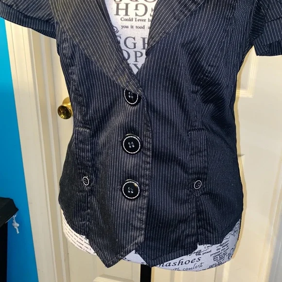 Women’s cute cropped short sleeve pinstriped blazer - Picture 3 of 7